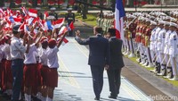 Di podium itu, Prabowo dan Macron diperdengarkan lantunan lagu kebangsaan kedua negara. Terdengar sebanyak 21 dentuman meriam mengiringi lagu kebangsaan tersebut.