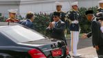 Momen Prabowo Sambut Macron di Istana Merdeka dengan Pelukan Hangat