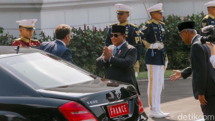 Presiden RI Prabowo Subianto menyambut kedatangan Presiden Prancis Emmanuel Macron di Istana Merdeka, Jakarta. Prabowo menyambut Macron dengan pelukan hangat.