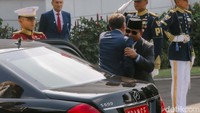 Prabowo menyambut Macron saat turun dari mobilnya di halaman Istana Merdeka. Keduanya pun berpelukan hangat.
