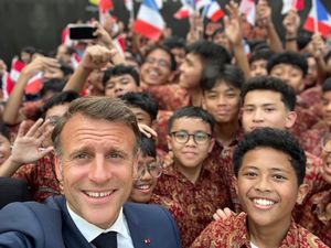 Video: Senangnya Danu Presiden Macron Pinjam Hp Buat Selfie Bareng