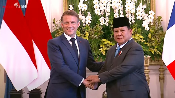 Momen Presiden Prancis Emmanuel Macron dan istrinya, Brigitte Macron di Istana Merdeka, Jakarta. (Youtube Sekretariat Presiden)