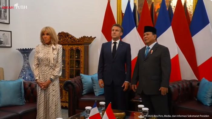 Momen Presiden Prancis Emmanuel Macron dan istrinya, Brigitte Macron di Istana Merdeka, Jakarta. (Youtube Sekretariat Presiden) Momen Presiden Prancis Emmanuel Macron dan istrinya, Brigitte Macron di Istana Merdeka, Jakarta. (Youtube Sekretariat Presiden)