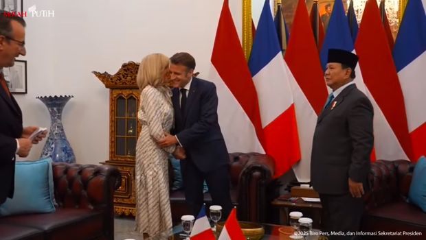 Momen Presiden Prancis Emmanuel Macron dan istrinya, Brigitte Macron di Istana Merdeka, Jakarta. (Youtube Sekretariat Presiden)
