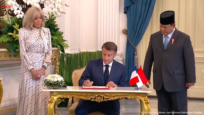 Momen Presiden Prancis Emmanuel Macron dan istrinya, Brigitte Macron di Istana Merdeka, Jakarta. (Youtube Sekretariat Presiden) Momen Presiden Prancis Emmanuel Macron dan istrinya, Brigitte Macron di Istana Merdeka, Jakarta. (Youtube Sekretariat Presiden)