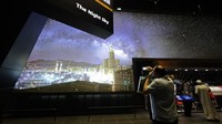 Sejumlah pengunjung berada di The Makkah Clock Tower Museum yang terletak di dekat Masjidil Haram, Mekkah, Arab Saudi. (ANTARA FOTO/Andika Wahyu)