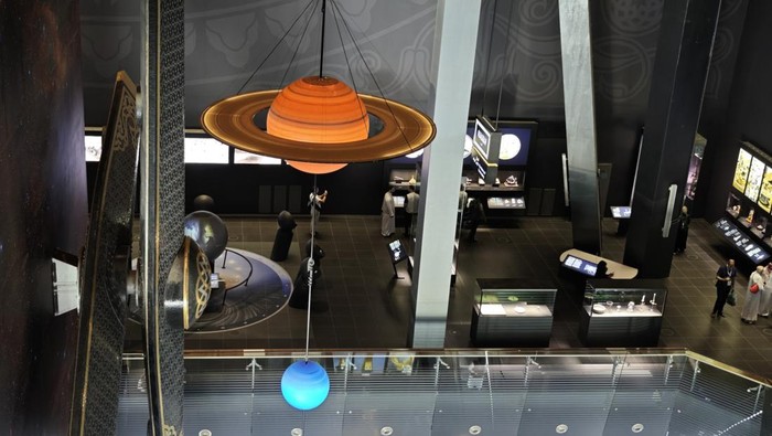 Museum Jam Mekkah Tawarkan Wisata Astronomi Islami Sejumlah pengunjung berada di The Makkah Clock Tower Museum yang terletak di dekat Masjidil Haram, Makkah, Arab Saudi, Selasa (27/5/2025). Museum tersebut menawarkan eksplorasi astronomi yang komprehensif dengan tampilan interaktif, teknologi modern yang mengedepankan unsur spiritual berdasarkan kandungan ayat-ayat Al Quran dan ilmu pengetahuan terkait tata surya serta alam semesta. ANTARA FOTO/Andika Wahyu/YU