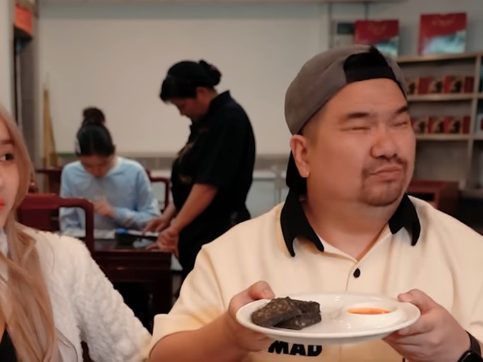Nex Carlos cicip tahu busuk untuk pertama kali