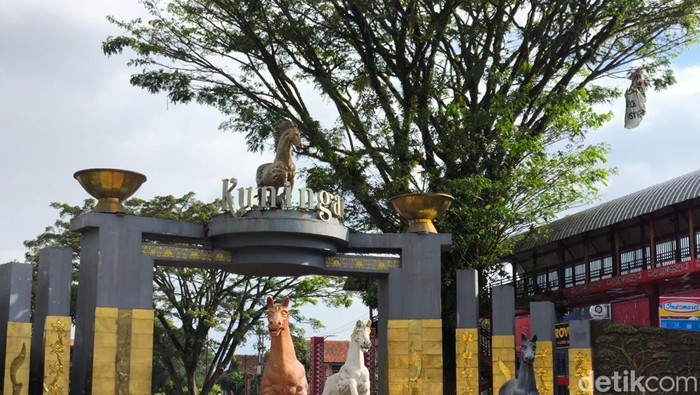 patung kuda di Alun-Alun Kuningan