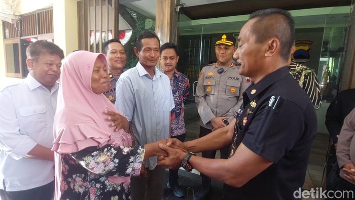 Pedagang PKL, Bu Subiah, akhirnya memaafkan sekuriti yang viral menendang lapaknya usai mediasi di Mapolres Kendal, Rabu (28/5/2025).