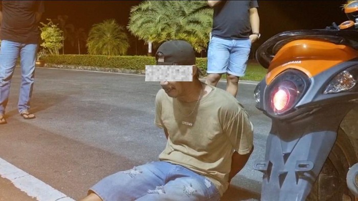 Pelaku saat diamankan polisi di jalanan Kota Mentok.