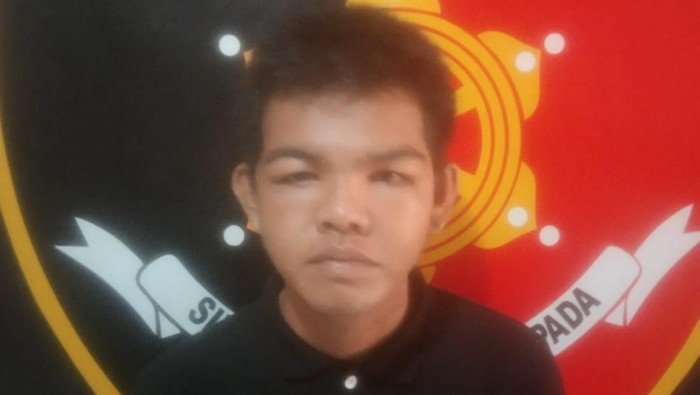 Pelaku yang membawa kabur mobil travel saat diamankan polisi
