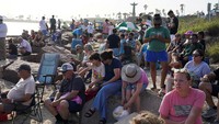 Dengan meningkatnya minat publik terhadap eksplorasi luar angkasa, South Padre Island berpotensi menjadi destinasi utama bagi para penggemar antariksa. Peluncuran roket bukan hanya tentang teknologi, tetapi juga tentang pengalaman dan hiburan bagi masyarakat umum. (REUTERS/Gabriel V. Cardenas)