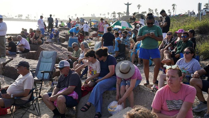 People wait for SpaceX's next-generation Starship spacecraft launch on its ninth test, at South Padre Island, Texas, U.S., May 27, 2025. REUTERS/Gabriel V. Cardenas
