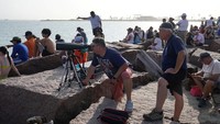 Selain menyaksikan peluncuran, pengunjung juga menikmati berbagai aktivitas lain di South Padre Island, seperti berjemur di pantai, berlayar, dan mengunjungi pusat konservasi penyu. Hal ini menunjukkan bahwa peluncuran roket dapat menjadi bagian dari paket wisata yang lebih luas. (REUTERS/Gabriel V. Cardenas)