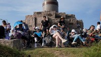 Fenomena ini memberikan dampak positif bagi sektor pariwisata lokal. Hotel, restoran, dan toko-toko di sekitar South Padre Island mengalami peningkatan pendapatan signifikan selama periode peluncuran. (REUTERS/Gabriel V. Cardenas)