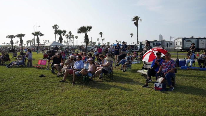 Peluncuran Roket SpaceX Jadi Daya Tarik Wisata di Texas People wait for SpaceX's next-generation Starship spacecraft launch on its ninth test, at South Padre Island, Texas, U.S., May 27, 2025. REUTERS/Gabriel V. Cardenas