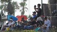 Peluncuran kesembilan roket Starship oleh SpaceX menarik perhatian ribuan pengunjung ke South Padre Island, Texas, Selasa (27/5/2025). Mereka berkumpul di berbagai titik strategis, seperti Isla Blanca Park, untuk menyaksikan momen bersejarah ini. (REUTERS/Gabriel V. Cardenas)