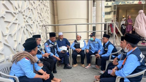 Kepala Kanwil Kemenag NTB Zamroni Aziz melakukan pemantauan kondisi jemaah haji asal NTB di Arab Saudi. (Dok. Kemenag NTB).