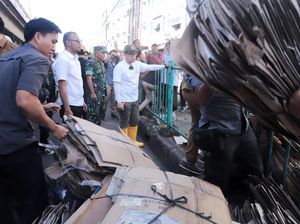 Wawalkot Tangsel Bersihkan Sampah-Bongkar Lapak PKL di Ciputat