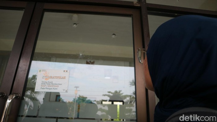 Penampakan bekas tembakan di kantor Desa Langse, Kecamatan Margorejo, Pati, Rabu (28/5/2025).