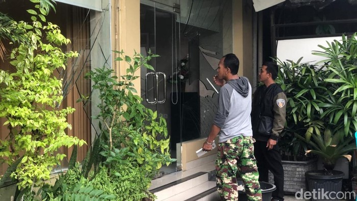Penampakan kaca depan hotel pecah imbas ledakan SPBU Gedong Tengen, Jogja, Selasa (27/5/2025).