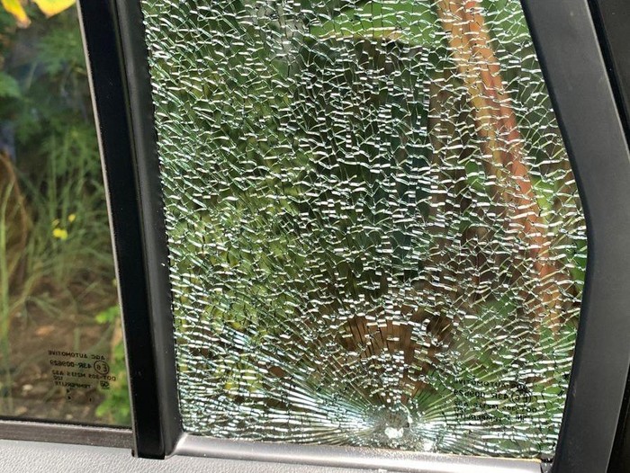 Penampakan kaca mobil wanita asal Gamping yang pecah ditembak pemotor misterius di Jokteng Wetan, Rabu (28/5/2025).