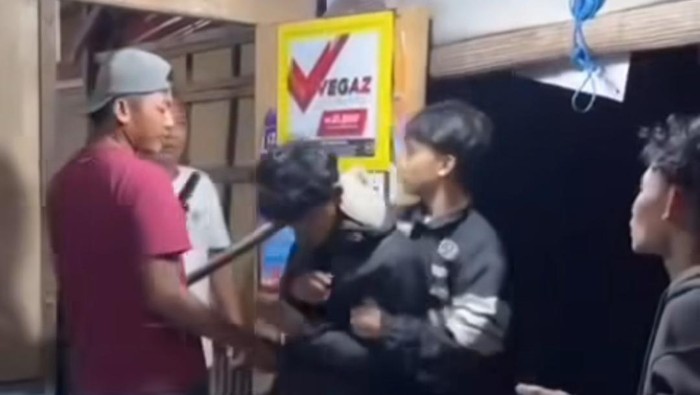 Pria ditangkap warga di salah satu warung kopi di Banjar Bale Agung, Desa Yehembang, Kecamatan Mendoyo, Jembrana, Senin (26/5/2025).