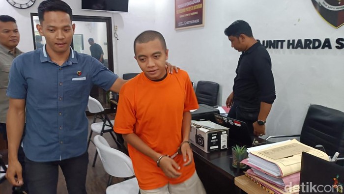 Pelaku penipuan dan penggelapan ditahan di kantor polisi.