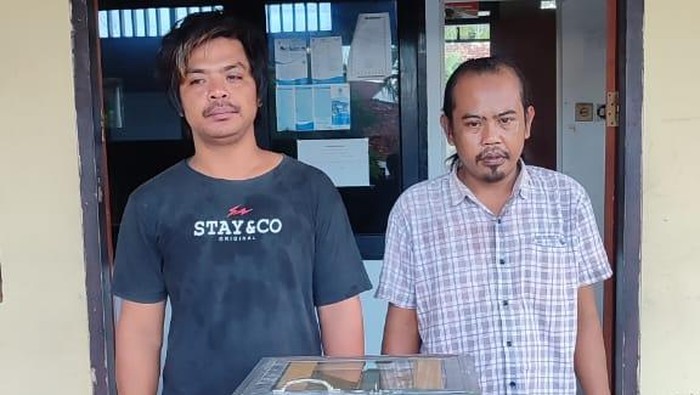 Polisi mengamankan dua pelaku pencuri uang kotak amal di Masjid Nurul Yakin, Seganteng, Kota Mataram. (Foto : istimewa/detikBali)