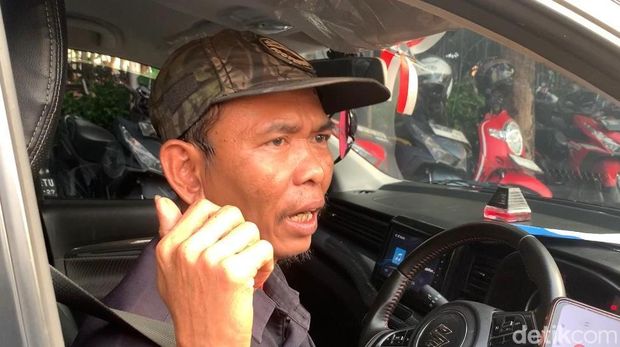 Pengemudi mobil bernama Rusdi mengaku terjebak macet dari Halim ke Gatsu hingga 3 jam.