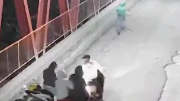 Pengemudi ojol (jaket hijau) lari usai sepeda motornya dibegal di jembatan Jalan Besar Tanjung Selamat. (Foto: Istimewa)