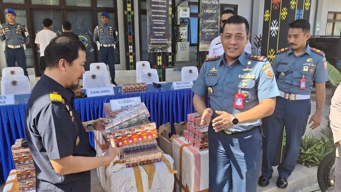 Danlanal Labuan Bajo  Letkol Laut (P) Ardian Widjanarko Djajasaputra memperlihatkan barang bukti rokok ilegal di Mako Lanal Labuan Bajo, Rabu (28/5/2025). (Dok. Lanal Labuan Bajo)