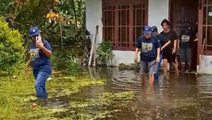 Permukiman warga di Minahasa terendam banjir akibat luapan Danau Tondano.