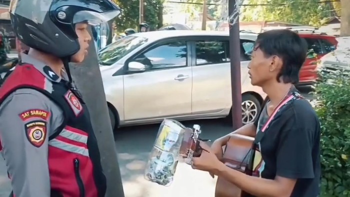 Petugas gabungan TNI, Polri dan Satpol PP menggelar operasi antipremanisme di sejumlah titik di Kota Bogor, Jawa Barat (Jabar). Sebanyak 6 orang pengamen diamankan dalam operasi gabungan ini.