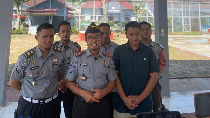 Pihak Lapas Kayuagung saat menjelaskan terkait narkoba yang diselundupkan dalam bakso.