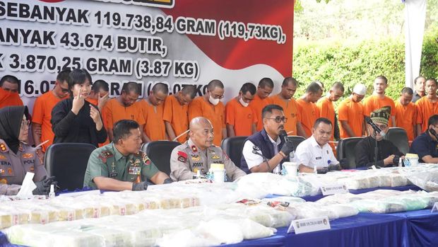 Polda Riau memusnahkan barang bukti narkoba Rp 133 miliar lebih dari 35 tersangka.