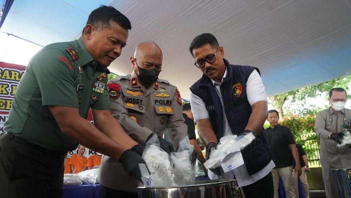 Polda Riau memusnahkan barang bukti narkoba Rp 133 miliar lebih dari 35 tersangka.