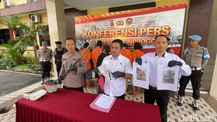 Polisi menunjukkan barang bukti kasus pencurian tiang internet di Mapolres Kulon Progo, Rabu (28/5/2025).