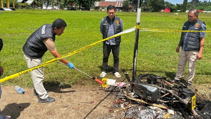 Polisi olah TKP kasus pedagang es dianiaya dua preman hingga motornya dibakar.