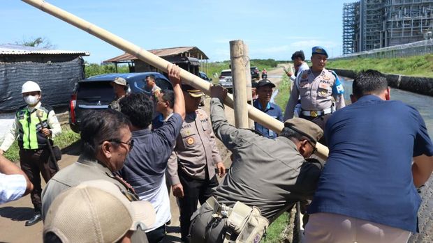 Polres Cilegon bersama Satpol PP membongkar posko ormas di kawasan industri Cilegon, Banten. Pembongkaran dilakukan untuk mencegah aksi premanisme. (dok Ist)