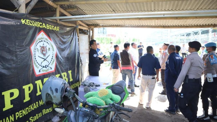Polres Cilegon bersama Satpol PP membongkar posko ormas di kawasan industri Cilegon, Banten. Pembongkaran dilakukan untuk mencegah aksi premanisme. (dok Ist)