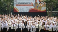 Sejumlah CPNS mengikuti acara penyerahan SK CPNS di halaman Balai Kota DKI Jakarta, Jakarta Pusat, Rabu (28/5/2025). (ANTARA FOTO/Jasmine Nadhya Thanaya)