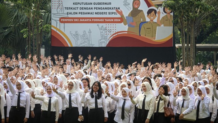 Potret Semringah Ribuan Penerima SK CPNS Pemprov DKI Jakarta Sejumlah CPNS menandatangi SK saat penyerahan SK CPNS di halaman Balai Kota DKI Jakarta, Jakarta Pusat, Rabu (28/5/2025). Pemerintah Provinsi DKI Jakarta menyerahkan SK pengangkatan CPNS kepada 3.369 CPNS dari formasi umum, 35 CPNS formasi lulusan terbaik serta 15 CPNS dari formasi disabilitas. ANTARA FOTO/Jasmine Nadhya Thanaya/YU
