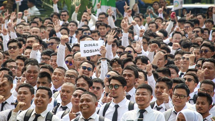 Sejumlah CPNS menandatangi SK saat penyerahan SK CPNS di halaman Balai Kota DKI Jakarta, Jakarta Pusat, Rabu (28/5/2025). Pemerintah Provinsi DKI Jakarta menyerahkan SK pengangkatan CPNS kepada 3.369 CPNS dari formasi umum, 35 CPNS formasi lulusan terbaik serta 15 CPNS dari formasi disabilitas. ANTARA FOTO/Jasmine Nadhya Thanaya/YU