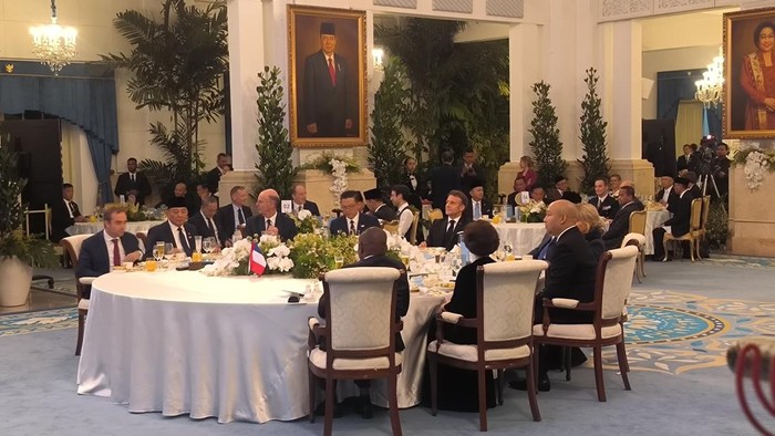 Presiden Prabowo Subianto menggelar acara makan malam atau dinner bersama Presiden Prancis Emmanuel Macron dan Ibu Negara Brigitte Macron. Prabowo duduk semeja bersama Macron dan Brigitte, serta putranya, Didit Hediprasetyo.
