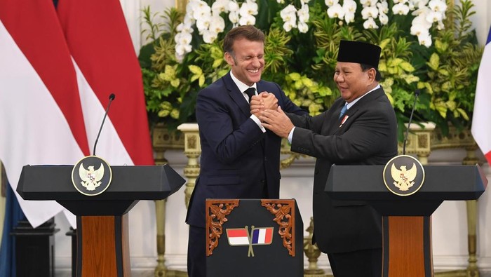 Presiden Prabowo Subianto (kanan) menggenggam tangan Presiden Prancis Emmanuel Macron usai menyampaikan pernyataan pers bersama di Istana Merdeka, Jakarta, Rabu (28/5/2025). Presiden Prabowo menerima kunjungan kenegaraan Presiden Prancis Emmanuel Macron di Istana Kepresidenan Jakarta untuk mempererat dan meningkatkan hubungan bilateral berbagai bidang strategis antara kedua negara. ANTARA FOTO/Galih Pradipta/sgd/tom.