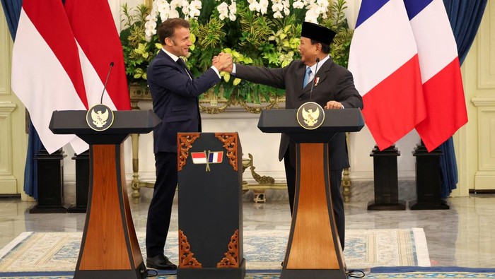 French President Emmanuel Macron shakes hands with Indonesian President Prabowo Subianto after the press conference at the Merdeka Palace in Jakarta, Indonesia, May 28, 2025. REUTERS/Ajeng Dinar Ulfiana     TPX IMAGES OF THE DAY