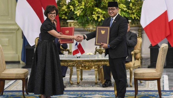Prabowo & Macron Salam Komando, RI-Prancis Banjir Kerja Sama Menteri Ekonomi Kreatif Teuku Riefky Harsya (kanan) dan Menteri Kebudayaan Prancis Rachida Dati (kiri) berfoto bersama usai menandantangani nota kesepahaman bidang ekonomi kreatif antara kedua negara di Istana Merdeka, Jakarta, Rabu (28/5/2025). Indonesia dan Prancis menyepakati 21 poin kerja sama sebagai bukti kemitraan yang solid di berbagai bidang strategis. ANTARA FOTO/Galih Pradipta/rwa.
