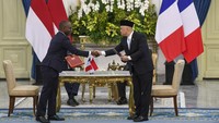 Menteri Perhubungan Dudy Purwagandhi (kanan) dan Menteri Delegasi untuk Francophonie dan Kemitraan Internasional Thani Mohamed Soilihi (kiri) menandantangani nota kesepahaman bidang transportasi antara kedua negara. (ANTARA FOTO/Galih Pradipta)